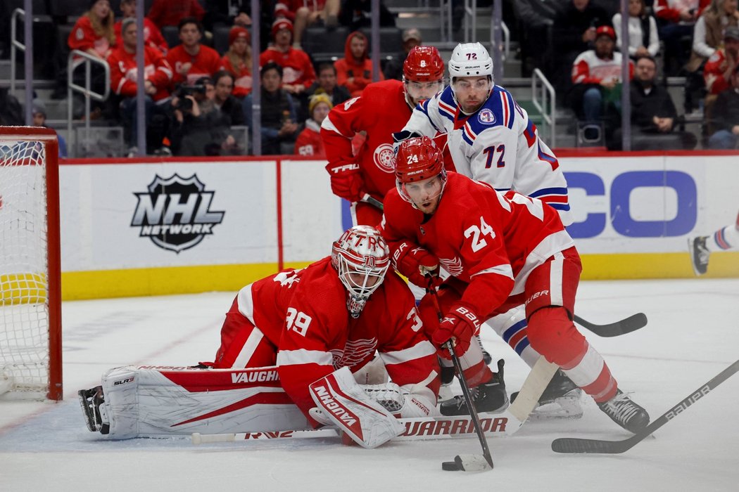 Filip Chytil (72) z New York Rangers skóroval proti Detroitu