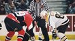 Útočník Penguins Martin Straka při vhazování během duelu s Ottawou