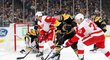 Obránce Bruins Brandon Carlo čelí útoku Detroitu