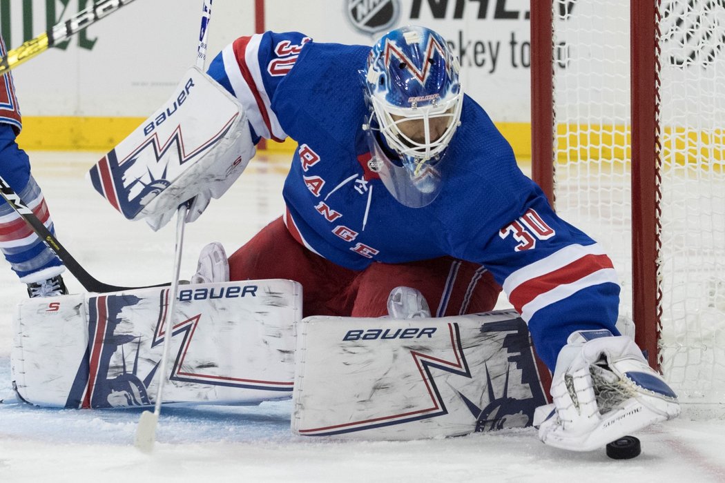 Jednička Rangers Henrik Lundqvist se sápe po puku