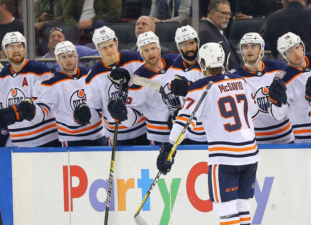 Edmonton Oilers slaví trefu kapitána Connora McDavida