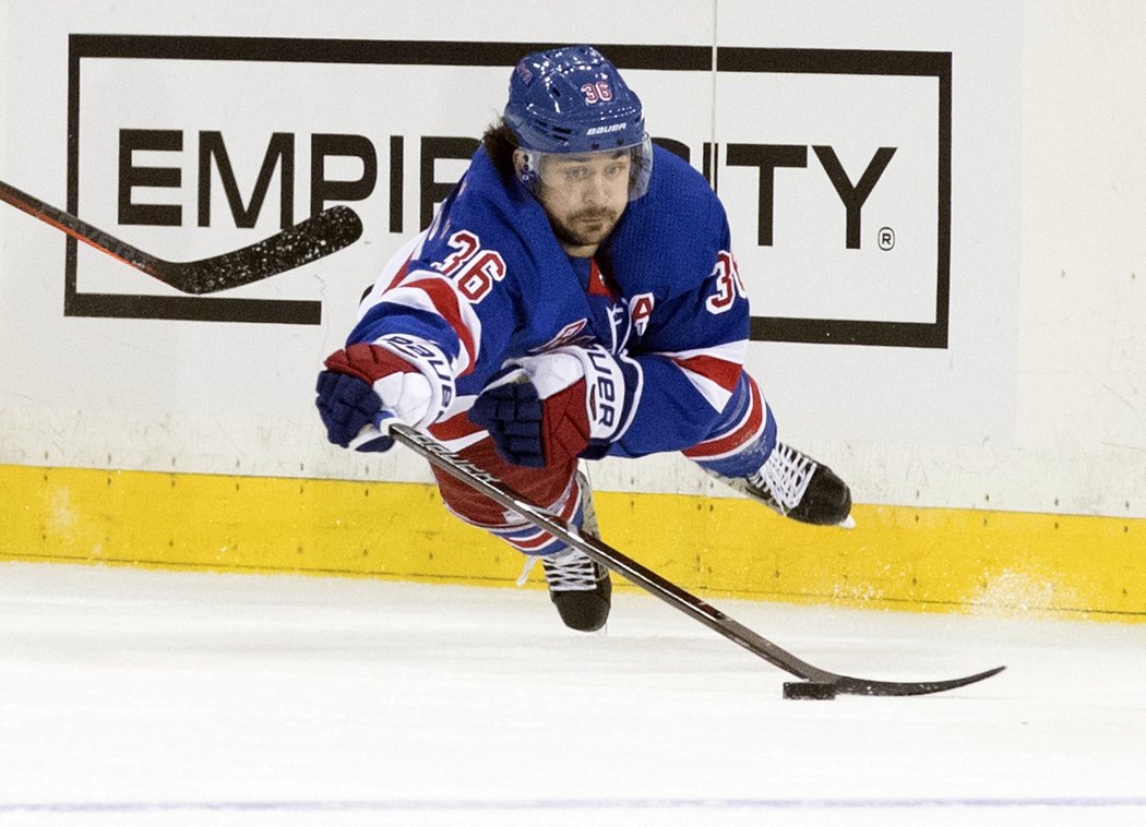 Norský útočník Mats Zuccarelo ve službách New York Rangers pro puk doslova letěl