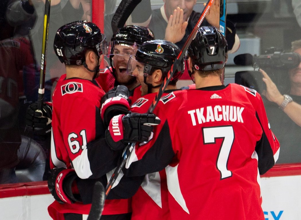 Hokejisté Ottawy se radují z vysokého vítězství nad Los Angeles