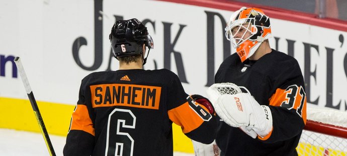 Hráč Philadelphie Travis Sanheim a gólman Brian Elliot se radují z vítězství