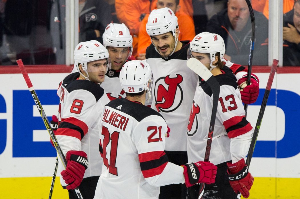 New Jersey Devils oslavují gól do sítě Philadelphie