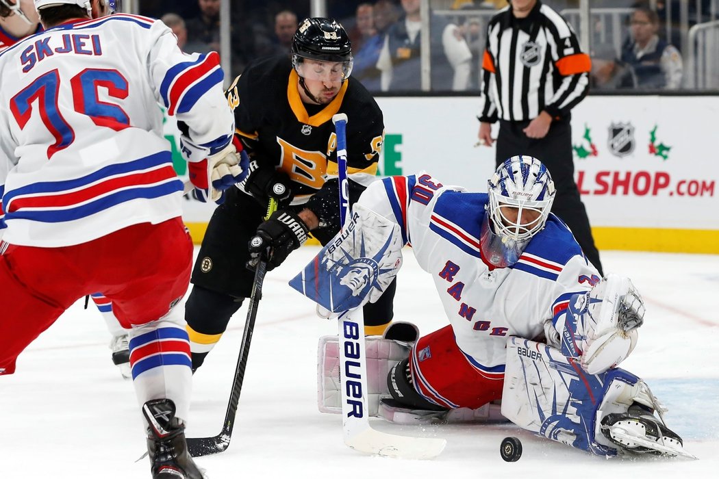 Gólman New York Rangers Henrik Lundqvist zakročuje proti šanci Bruins