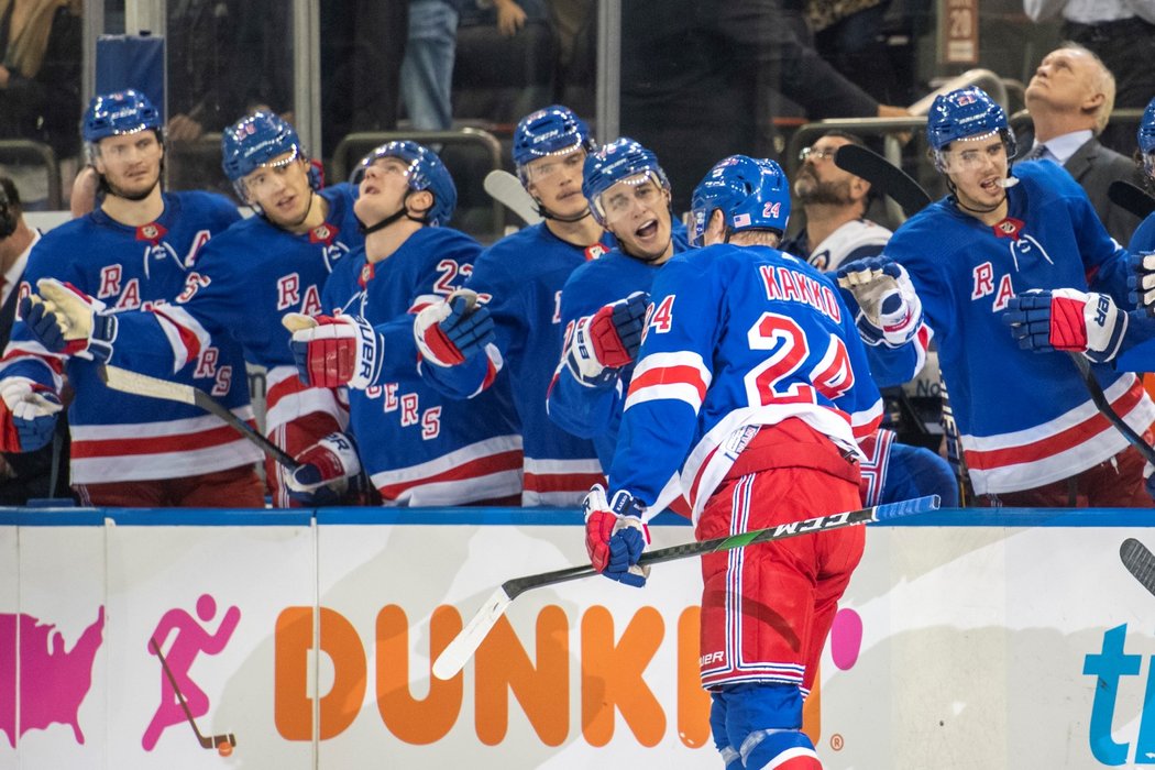 Finský útočník Kaapo Kakko oslavuje s ostatními Rangers gól