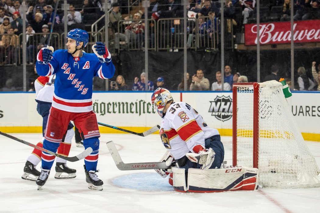 Chris Kreider z New York Rangers oslavuje trefu do branky Floridy