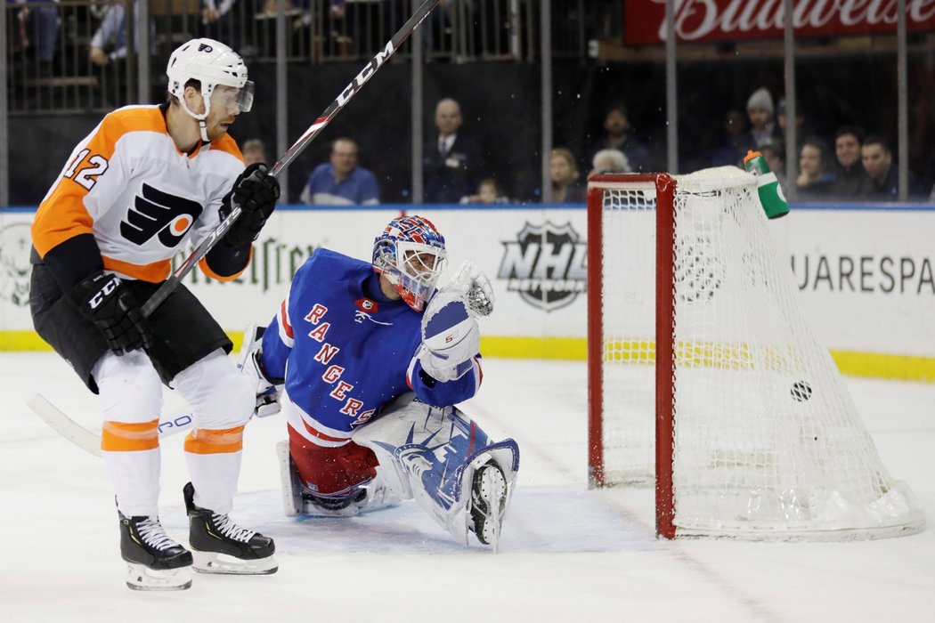 Gólman Rangers Henrik Lundqvist inkasuje branku