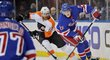 Útočník Philadelphie Jakub Voráček v souboji o puk s Adamem Foxem z New York Rangers