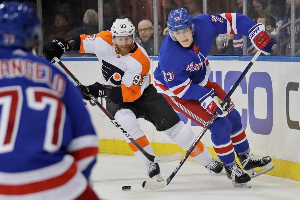 Útočník Philadelphie Jakub Voráček v souboji o puk s Adamem Foxem z New York Rangers