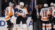 Jakub Voráček se raduje z výhry Philadelphie s brankářem Carterem Hartem