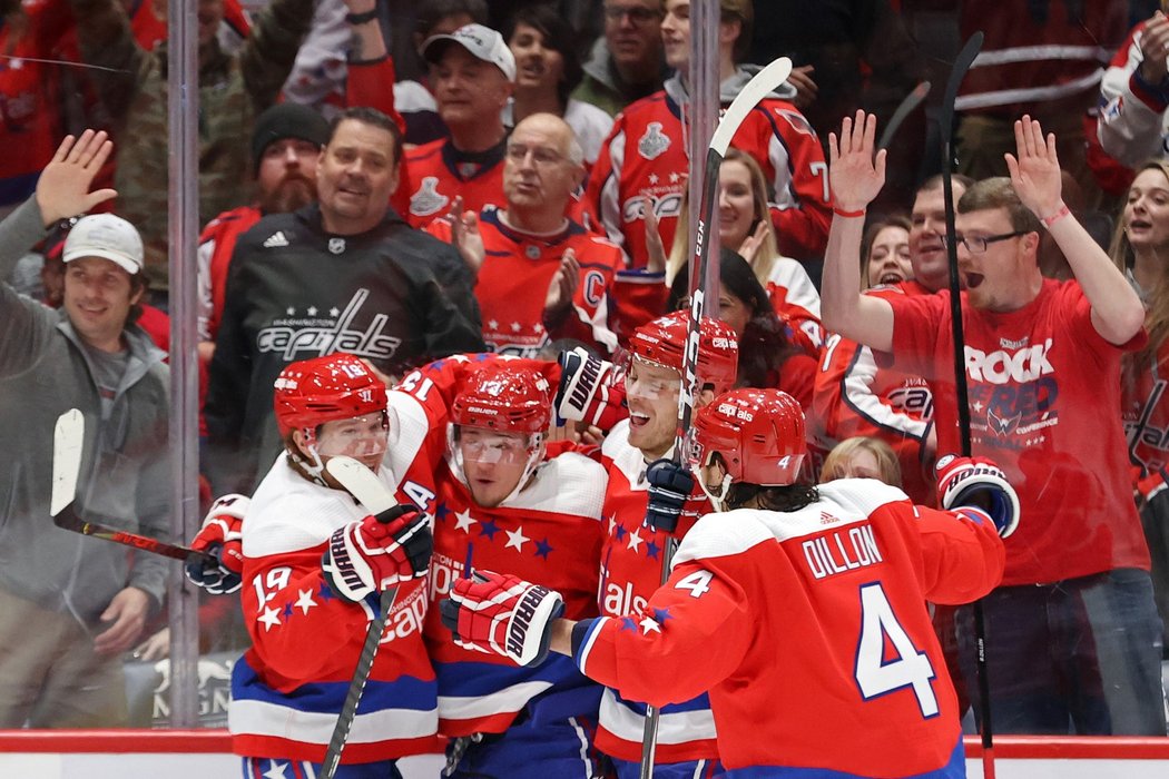 Washington Capitals slaví gól českého střelce Jakuba Vrány (druhý zleva)