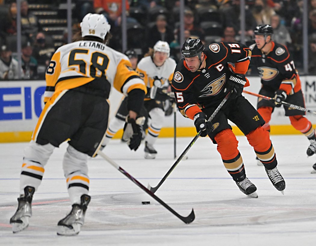 Kapitán Ducks Ryan Getzlaf v zápase proti Pittsburghu