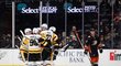 Hokejisté Pittsburghu se radují z gólu na ledě Anaheimu