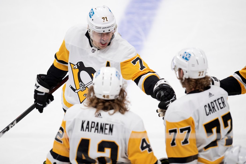 Jevgenij Malkin prožil úžasný návrat do sestavy Pittsburghu, když pomohl skolit Anaheim třemi body