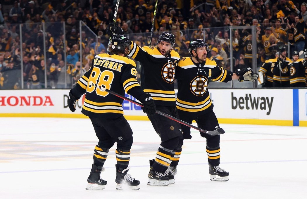 Elitní lajna Bostonu s Davidem Pastrňákem se v nové sezoně NHL zatím trápí