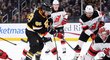 Útočník Bruins David Pastrňák se snaží překonat brankáře