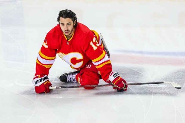 Johnny Gaudreau za Calgary před zápasem Johnny Gaudreau za Calgary před zápasem