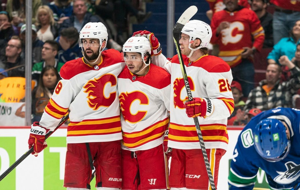 Hokejisté Calgary se radují z gólu útočníka Johnnyho Gaudreaua
