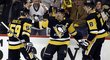 Kapitán Penguins Sidney Crosby se raduje z 501. gólu v NHL
