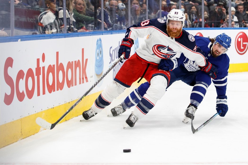 Útočník Blue Jackets Jakub Voráček v zápase s Torontem