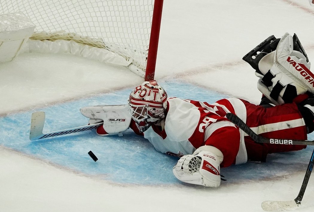 Brankář Detroitu Alex Nedeljkovic vytáhl proti Chicagu superzákrok