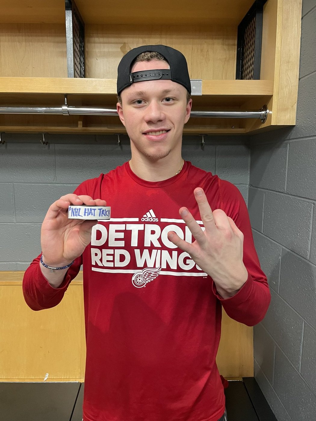 Snový večer prožil mladý švédský útočník Lucas Raymond, který ve svém šestém utkání v NHL vystřelil premiérový hattrick