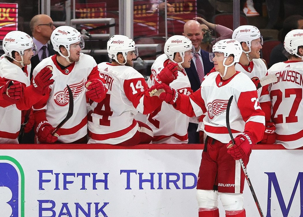 Švédský talent Lucas Raymond slaví s parťáky z Detroitu svůj první hattrick v NHL