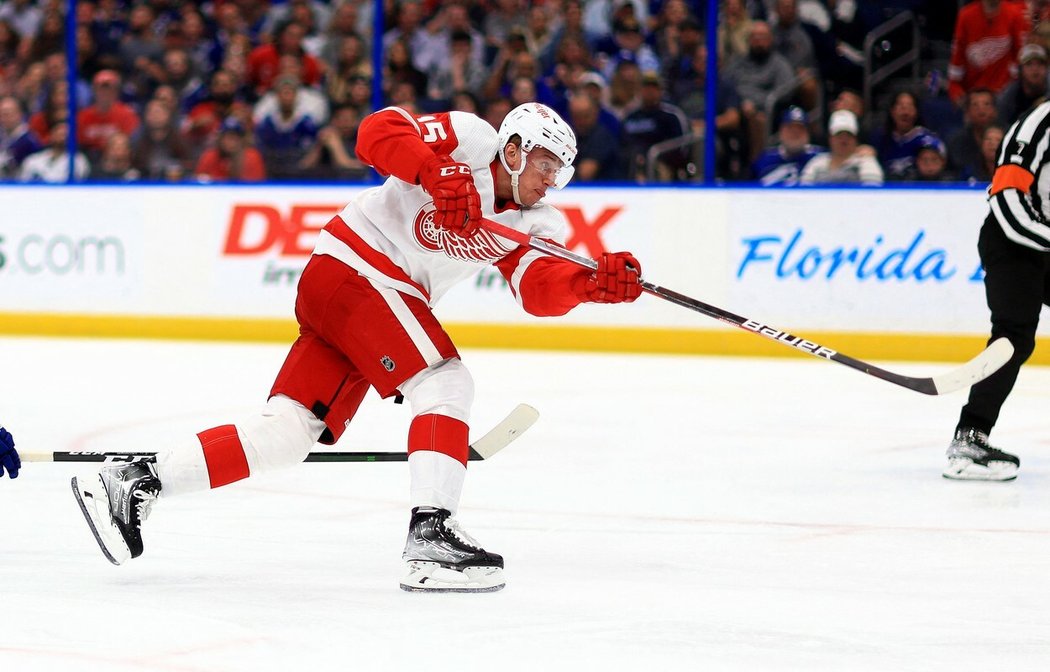 Český útočník Jakub Vrána pálí ostrými v dresu Detroit Red Wings