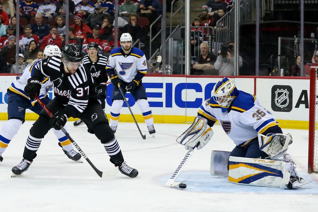 Český útočník Pavel Zacha v dresu New Jersey v duelu proti St. Louis