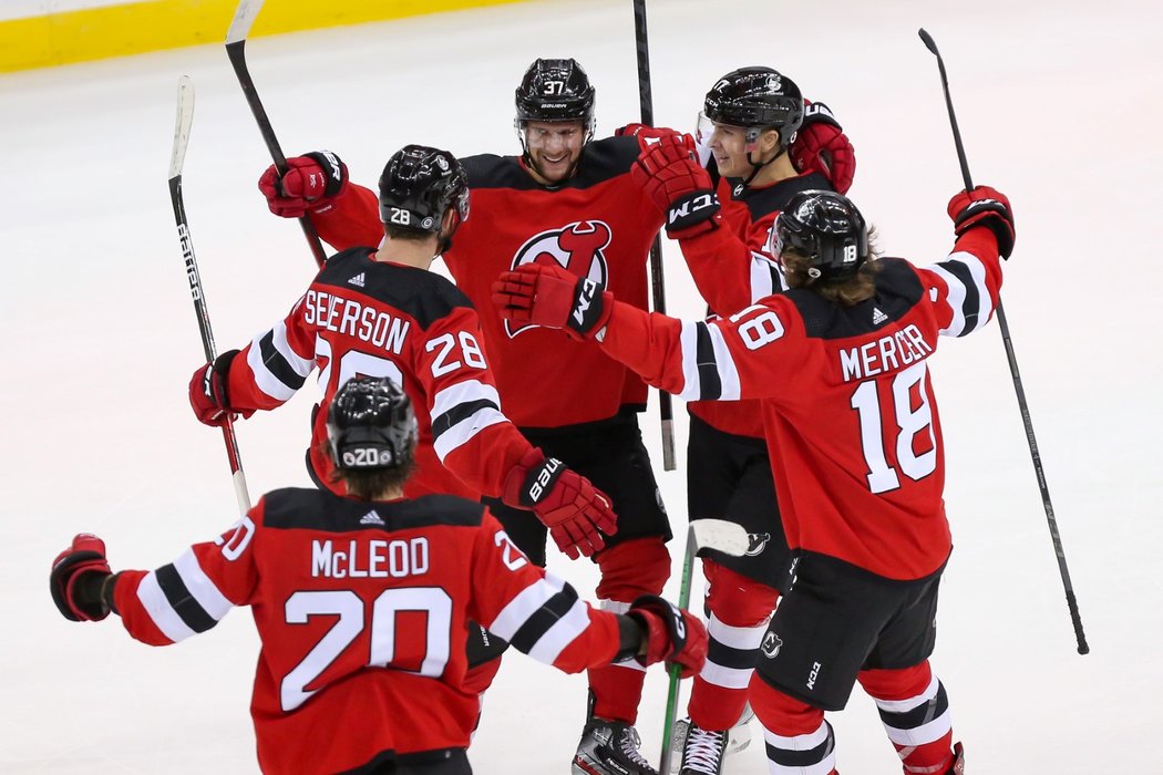 New Jersey Devils včetně českého útočníka Pavla Zachy (uprostřed) oslavují vstřelenou branku
