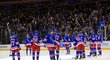 New York Rangers včetně českého útočníka Filipa Chytila (uprostřed) slaví výhru v Madison Square Garden