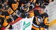 Kapitán Pittsburghu Sidney Crosby oslavuje gól se spoluhráči