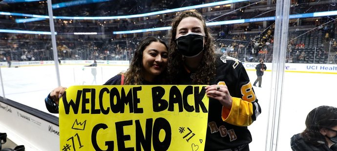 Fanoušci Penguins, kteří vyrazili do Anaheimu, přivítali zpátky na ledě Jevgenije Malkina