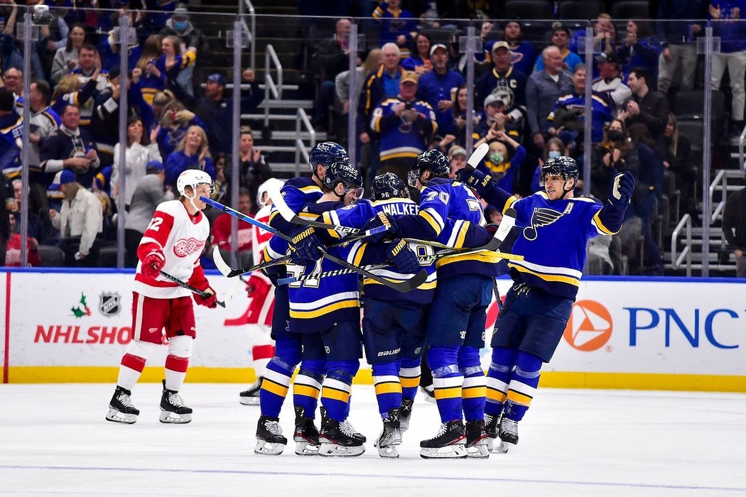 Hokejisté St. Louis se radují z třetího gólu Australana Nathana Walkera