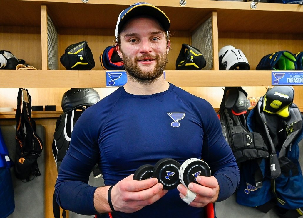 První australský hokejista v NHL Nathan Walker s puky, kterými zkompletoval premiérový hattrick v lize