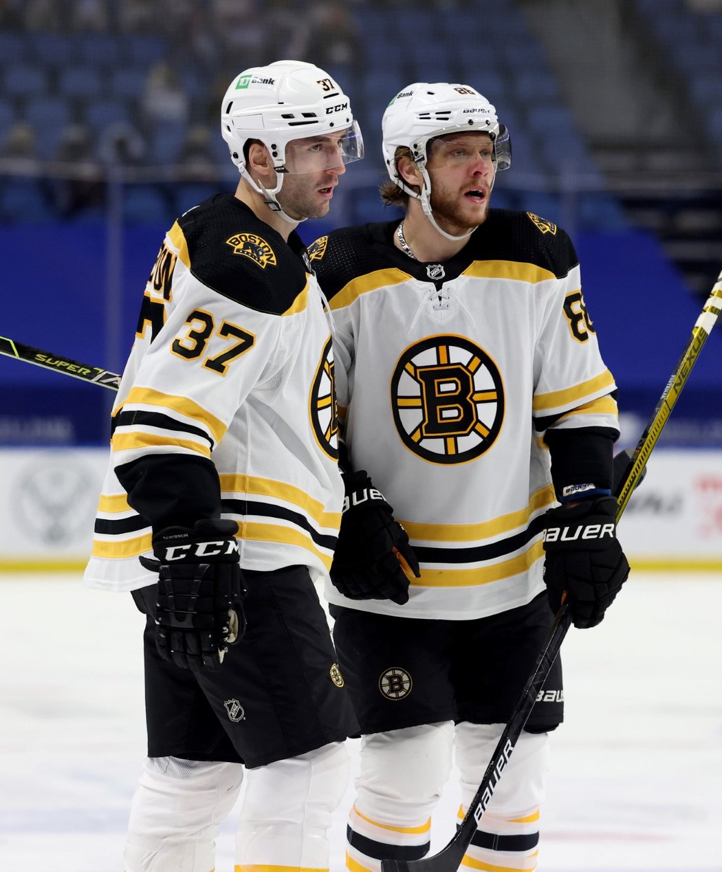 Český útočník David Pastrňák (vpravo) s kapitánem Bostonu Patricem Bergeronem