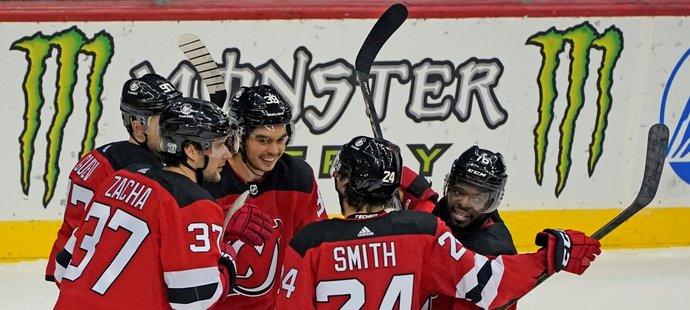 Hokejisté New Jersey Devils se radují z gólu