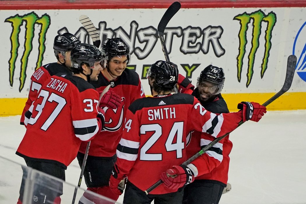 Hokejisté New Jersey Devils se radují z gólu