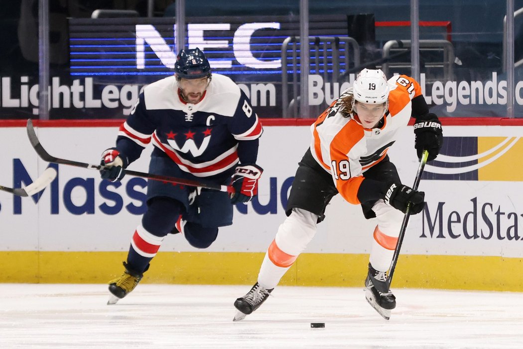 Útočník Flyers Nolan Patrick ujíždí s pukem Alexanderu Ovečkinovi