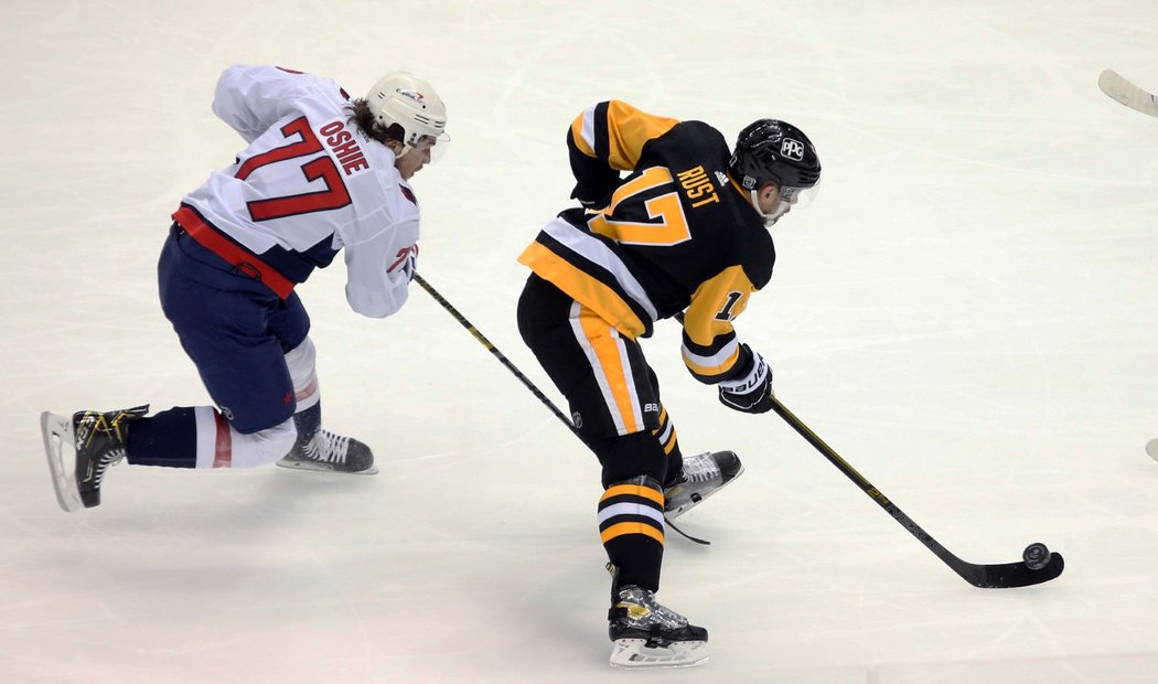 Bryan Rust z Pittsburghu ujíždí útočníkovi Capitals T. J. Oshiemu