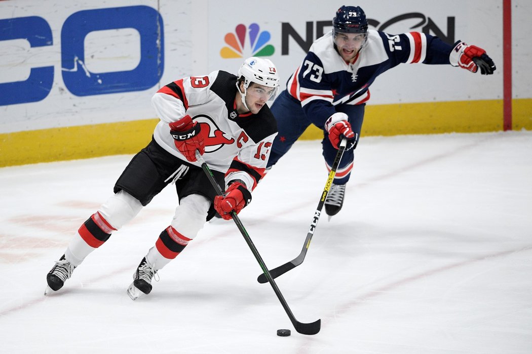 Nový kapitán New Jersey Nico Hischier v zápase s Capitals