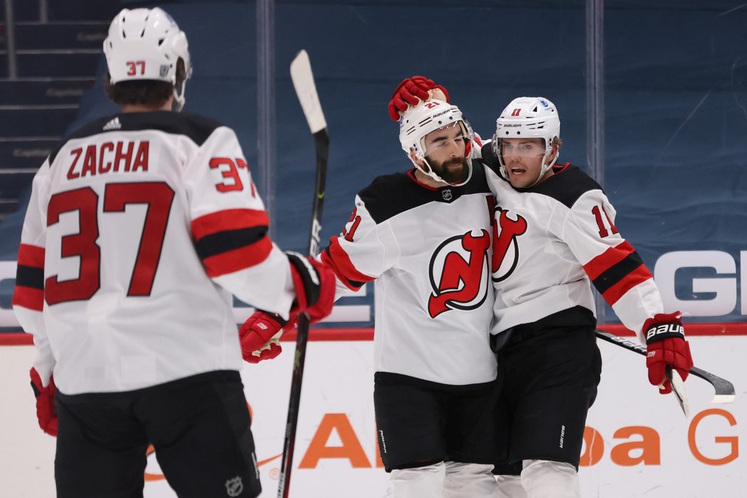 Hokejité New Jersey Devils se radují z gólu