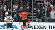 Pavol Regenda v dresu Anaheimu oslavuje premiérový gól v NHL