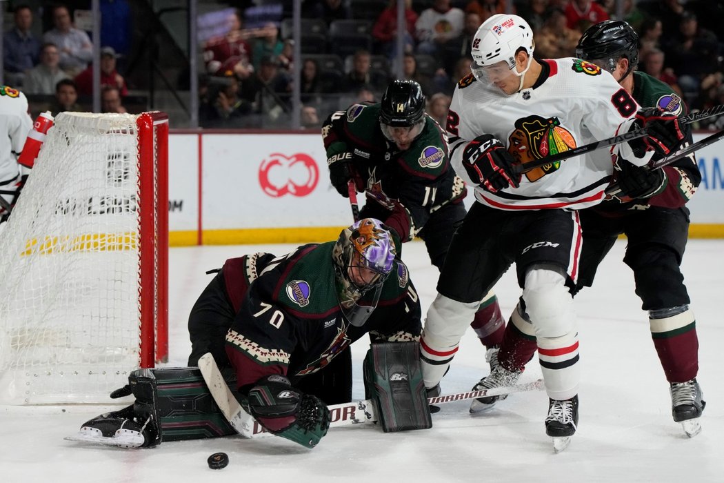 Karel Vejmelka v brance Coyotes zasahuje v duelu s Chicagem