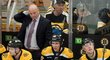Zdrchaná střídačka Boston Bruins během domácího utkání proti Seattlu