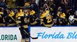 Pavel Zacha oslavuje vstřelený gól se střídačkou Boston Bruins