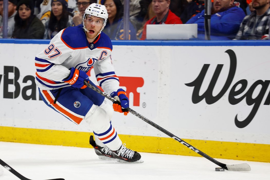 Hvězdný kapitán Edmontonu Connor McDavid se v boji o krále střelců NHL vzdálil Davidu Pastrňákovi již o deset gólů