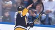 Útočník Penguins Jason Zucker zasalutoval po vstřelení gólu podobně jako v devadesátých letech Jaromír Jágr